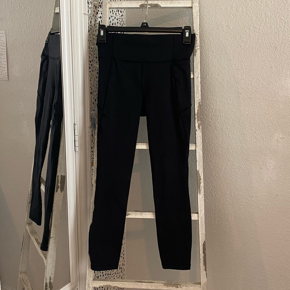LULULEMON BLACK CROPPED LEGGINGS SIZE 4